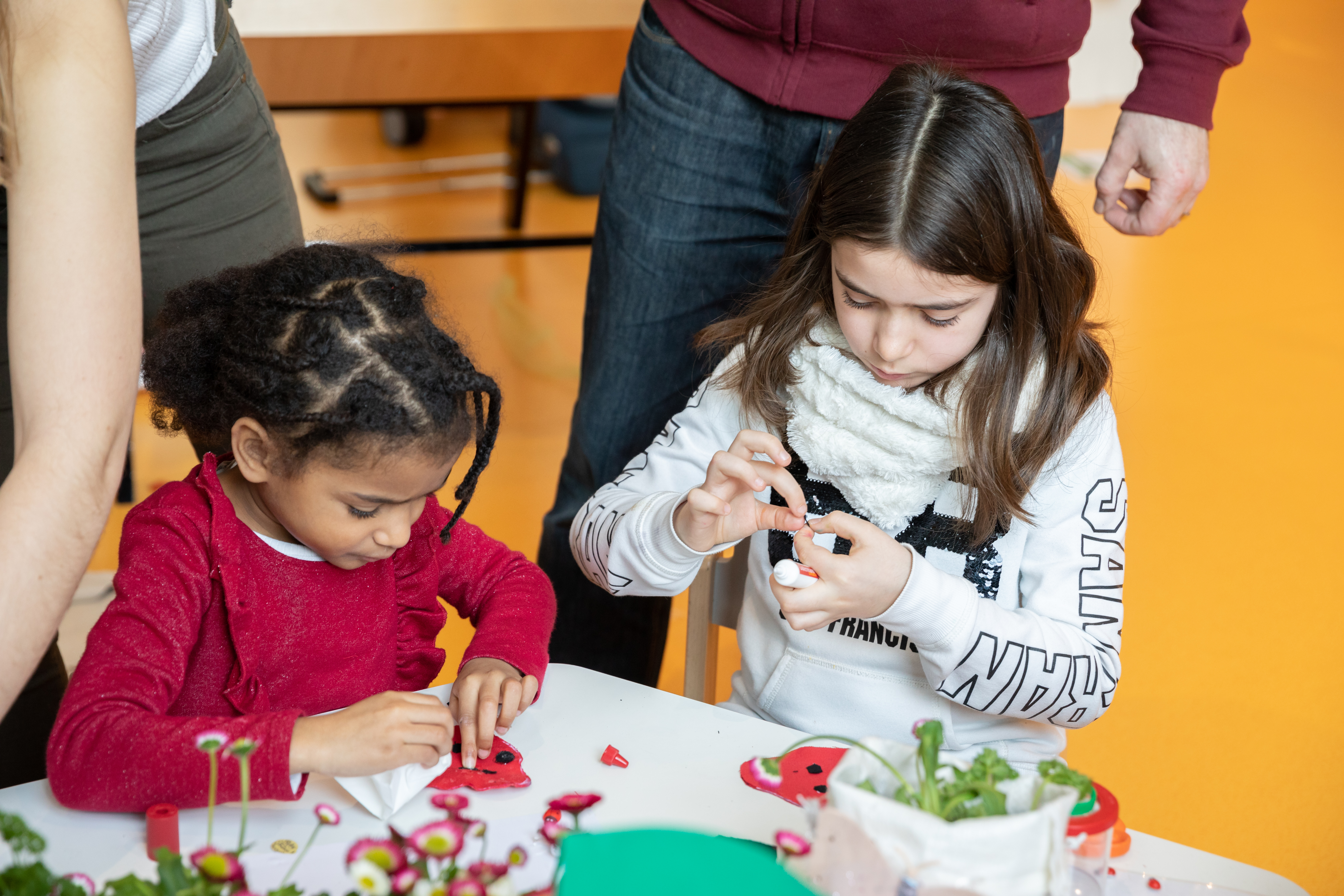 enfants en train de confectionner les potagers